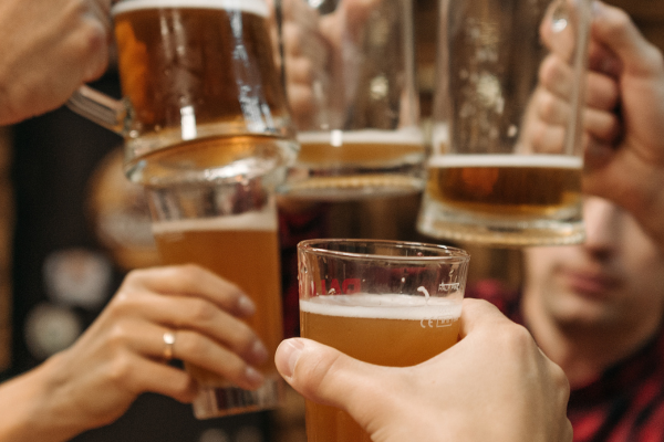 Comparativo: Copos Tradicionais vs. Copos Modernos para Cerveja Artesanal